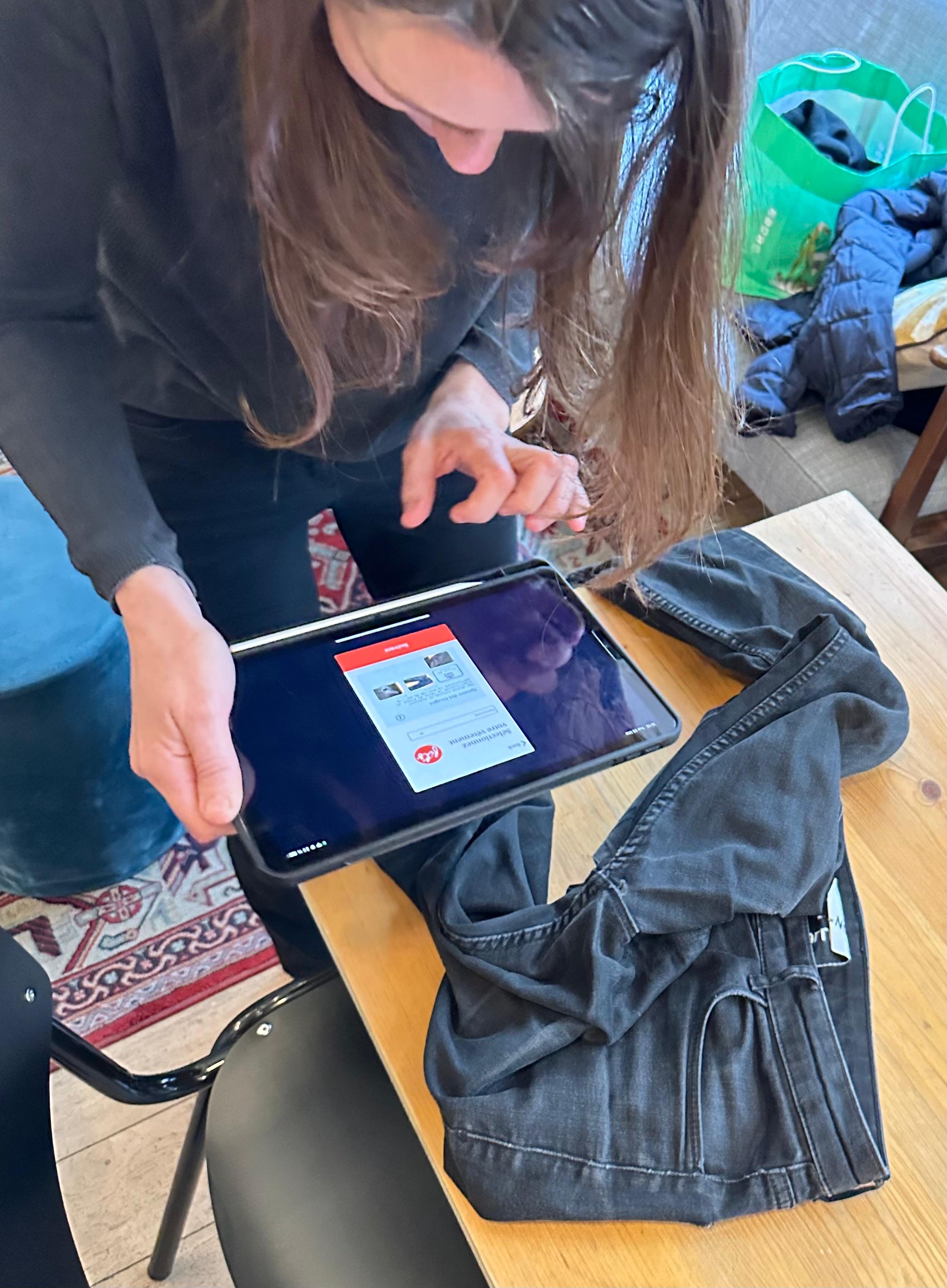 Femme utilisant la plateforme Fix That Shirt sur son téléphone